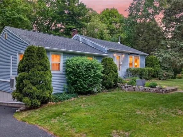9 Friendship Ln, Smithfield, RI 02917