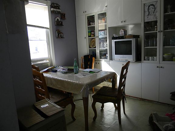 3rd image of 129 Custer Ave