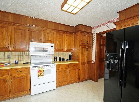 Kitchen is Large Enough for 2 or More Cooks!!