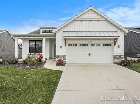 2680 Meadow Woods Dr, Walker, MI 49534