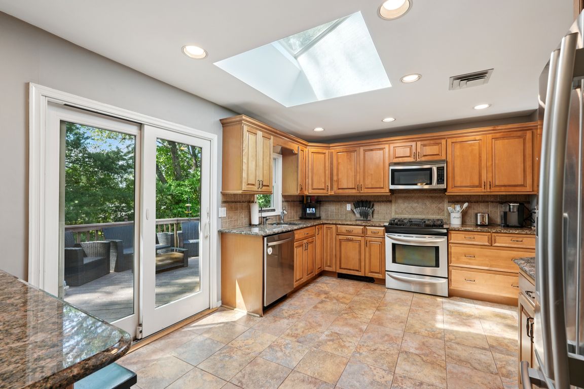 27A Claremont Ln-S1007-015.jpg