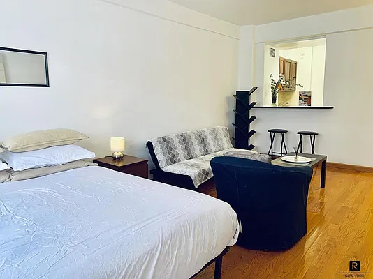 Rented by Luxian International Realty LLC | media 36