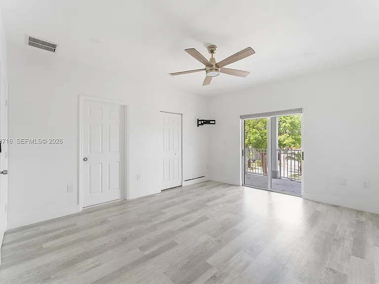 379 NE 31st Ave — Photo 16
