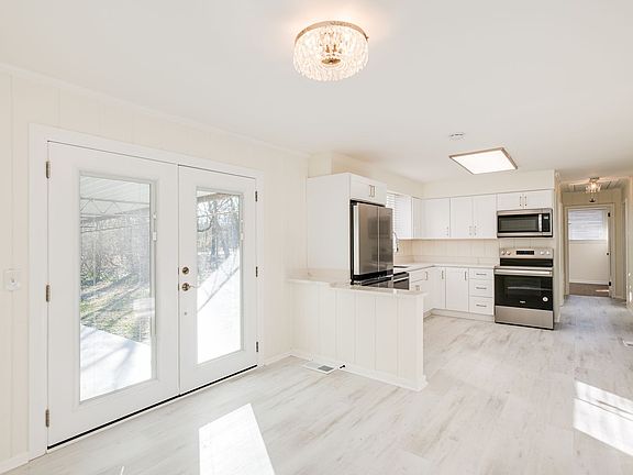 5th image of 3126 Moorewood Dr