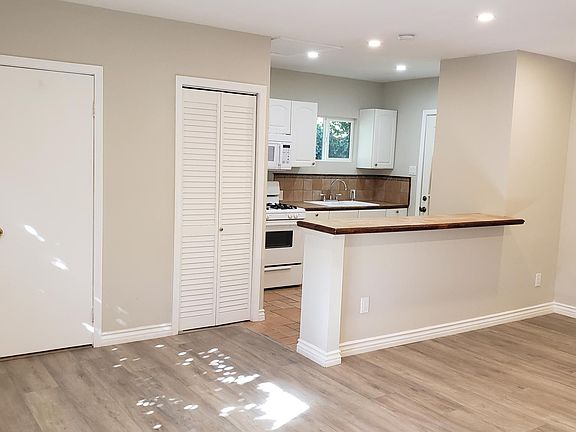 3rd image of 16757 Moorpark St