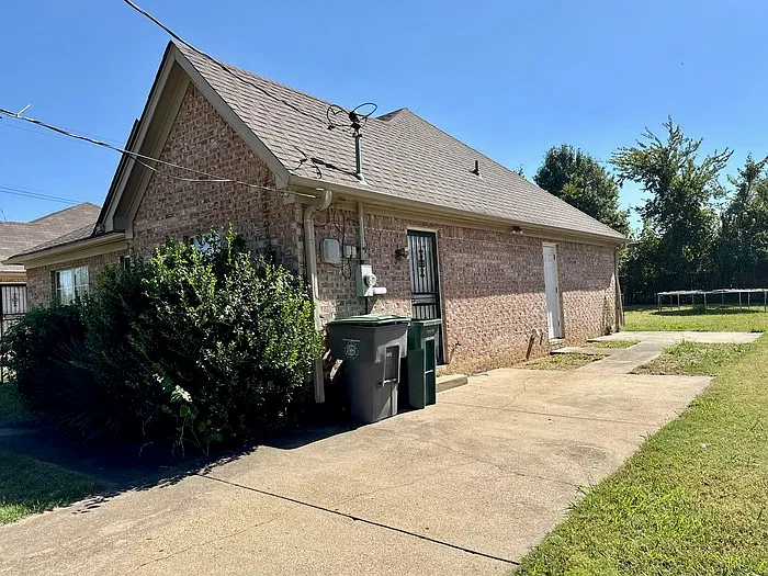 3 bed, 1.5 bath, 1200 sqft, $1,300 — Photo 2