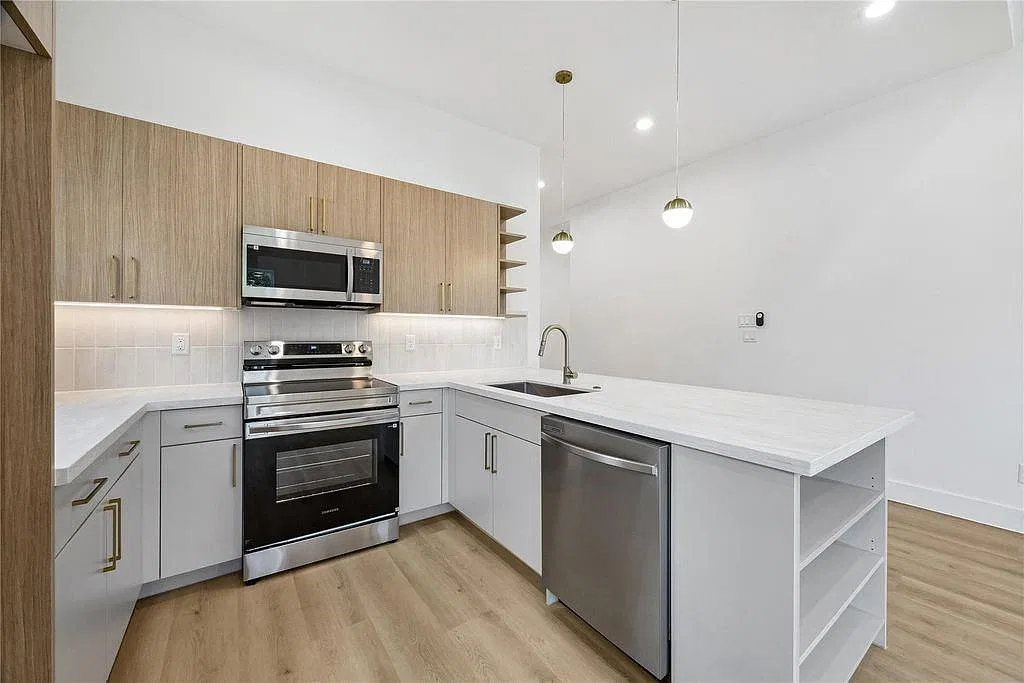 3 bed, 2.0 bath, 2250 sqft, $1,750 — Photo 3