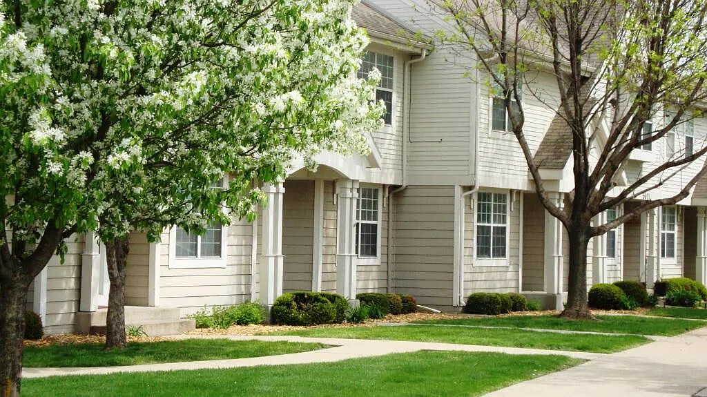 Ashworth Pointe & Foxboro Townhomes — Photo 1