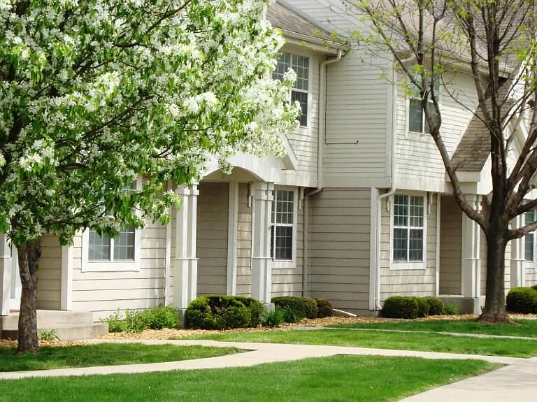 Ashworth Pointe & Foxboro Townhomes — Photo 2