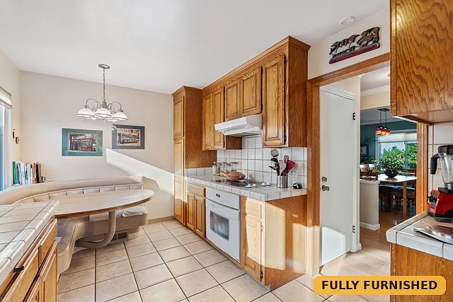 Fully equipped kitchen including eat-in dinette with booth seating
