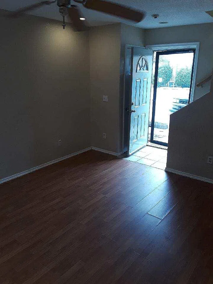 2 bed, 1.5 bath, 800 sqft, $850 — Photo 3