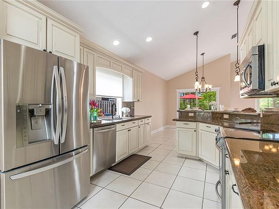 4th image of 928 NW Waterlily Pl