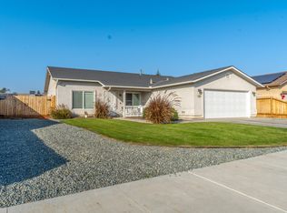 234 E Riverbend Ct, Visalia, CA 93291