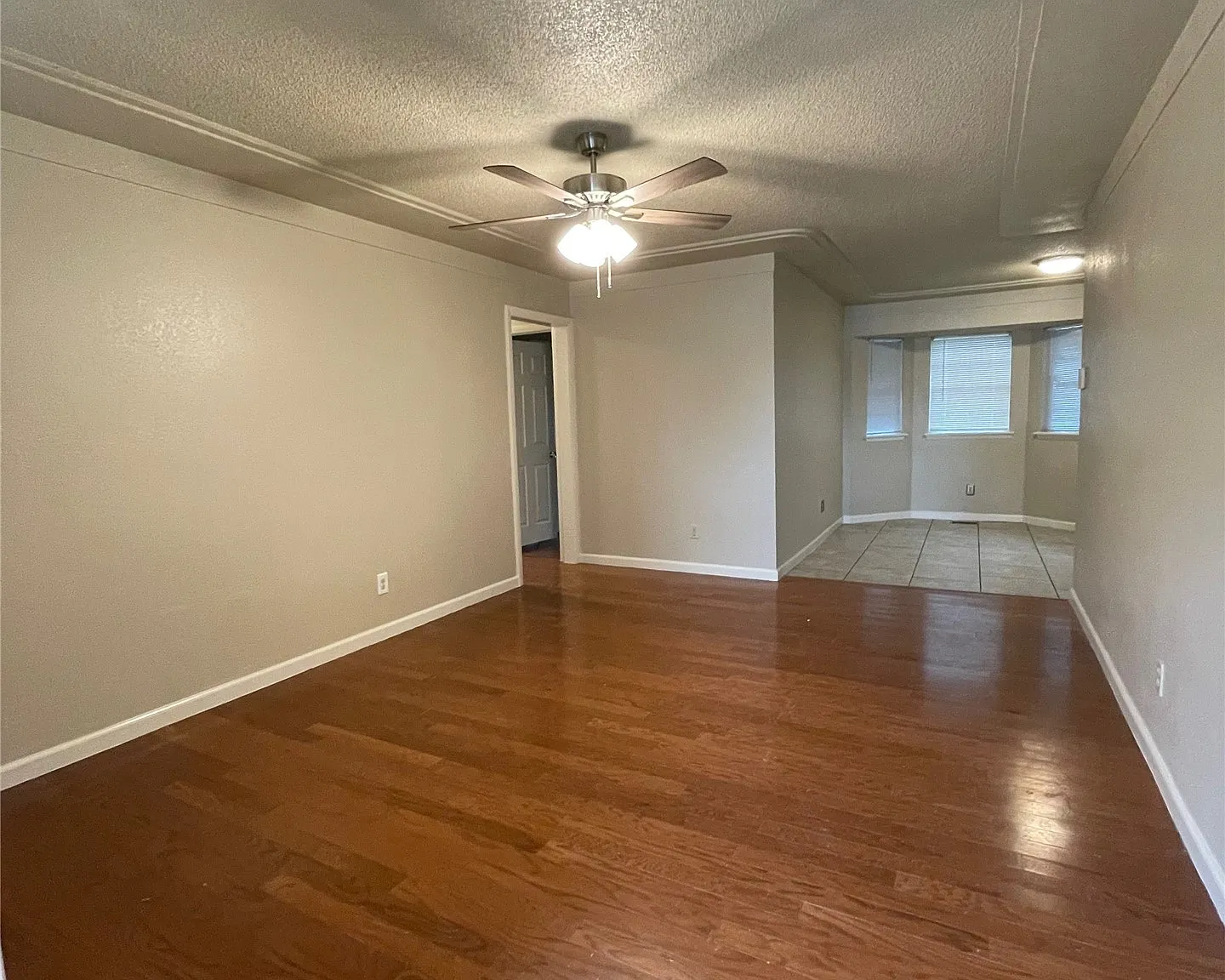 3 bed, 2.0 bath, 1042 sqft, $1,700 — Photo 3