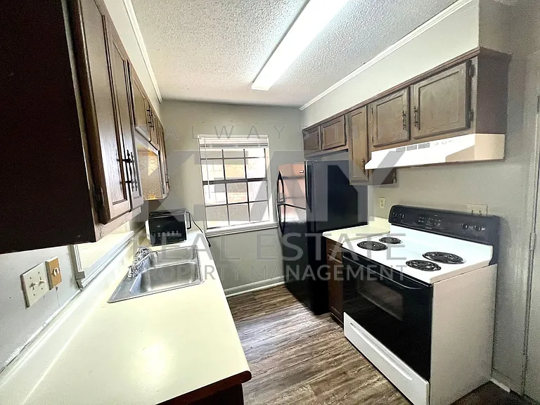 402 Loire Ave — Photo 3