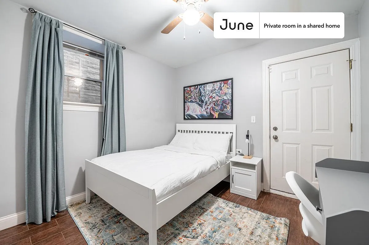 Full bedroom in 3 bed/2 bath home in Near West Side #1587 A — Photo 1