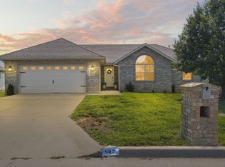 590 S Canterbury Ln, Nixa, MO 65714