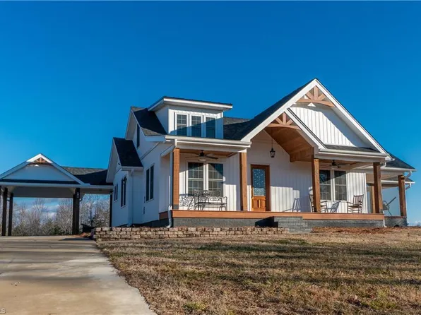 147A Carson Oaks Ln, Pilot Mountain, NC 27041