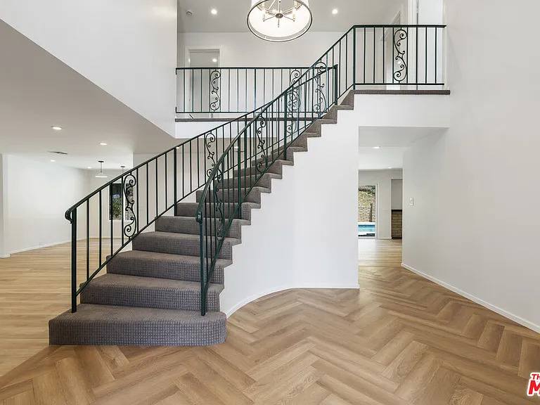 3062 Arrowhead Dr — Photo 2