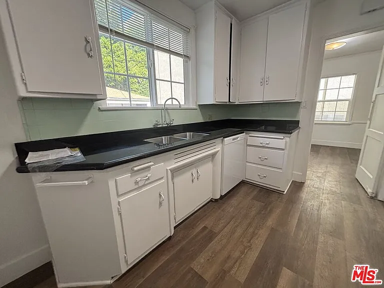 1638 Greenfield Ave — Photo 3
