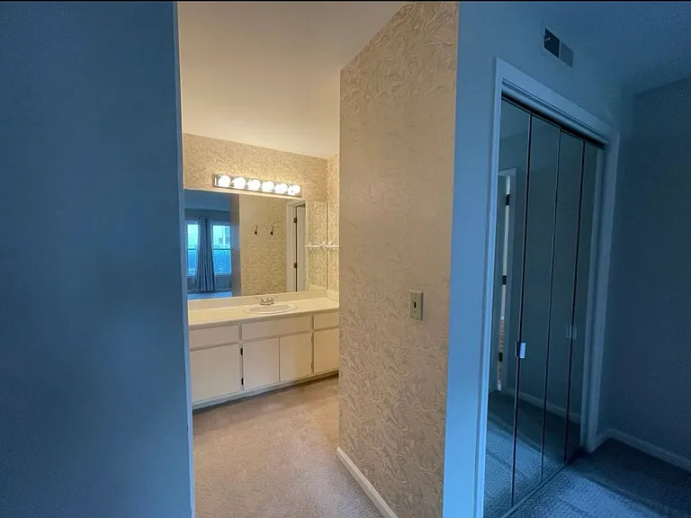 237 Hillsboro Pl — Photo 10