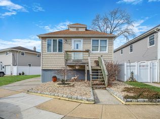 2 Marina Rd, Island Park, NY 11558