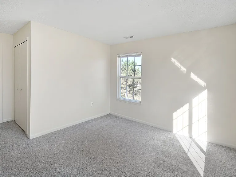 Pendleton Park Apartments — Photo 38