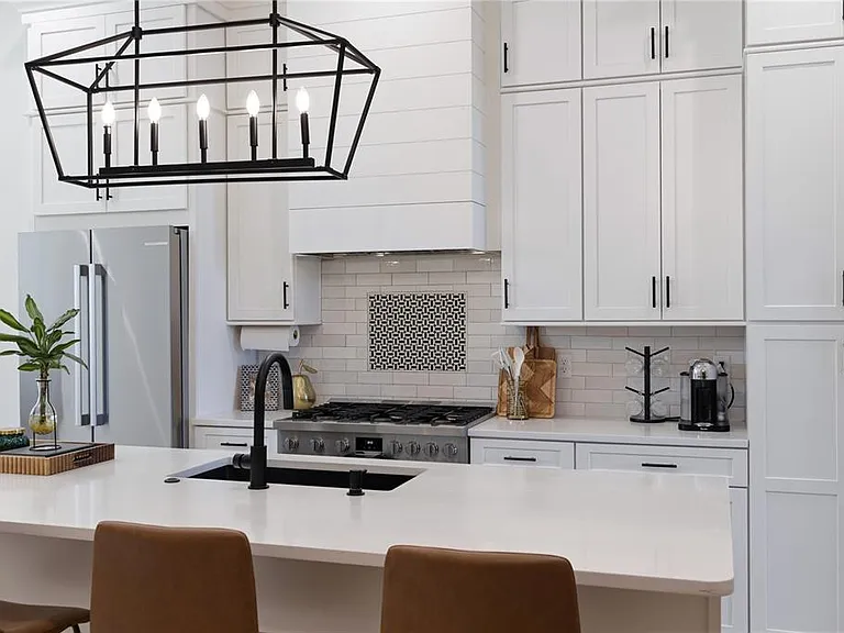 64 N Park Ave — Photo 10