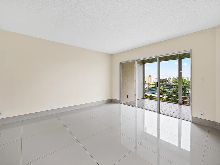 3590 Via Poinciana #510 — Photo 23