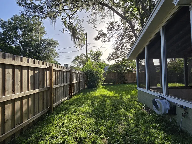 1545 Maxwell Ln — Photo 19