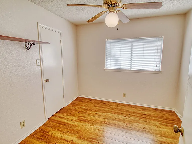 13911 Edge Point Dr — Photo 2