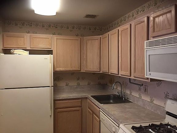 5th image of 82-71 Country Pointe Cir