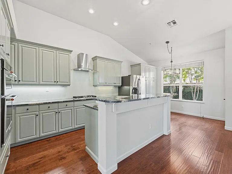 1439 Gordon Dr — Photo 14