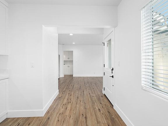 4th image of 217 E 21st St