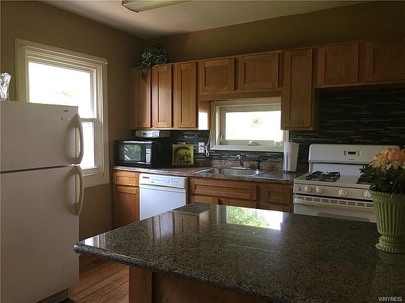 4th image of 587 Emerson Dr