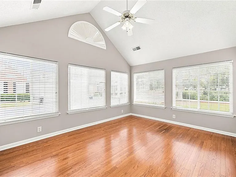 3204 Village Ln — Photo 11