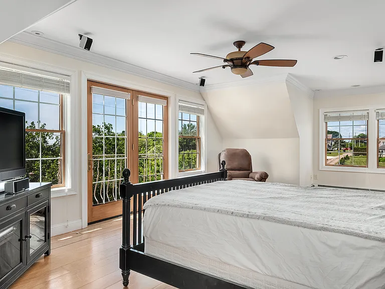 140 Community Dr — Photo 12