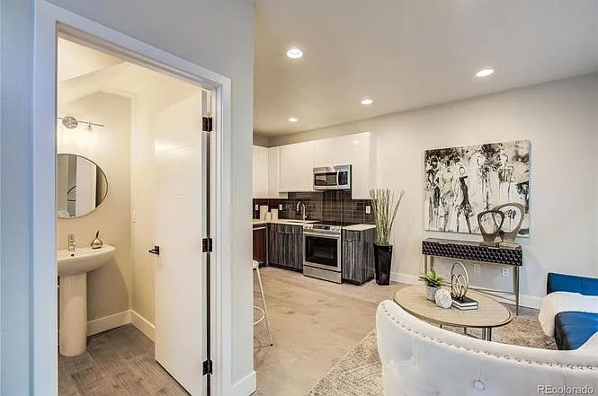 1 bed, 1.5 bath, 734 sqft, $1,895 — Photo 2