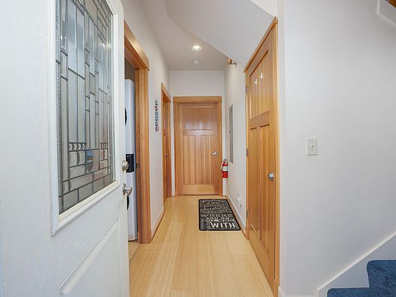 5th image of 225 NW Brook St Unit A