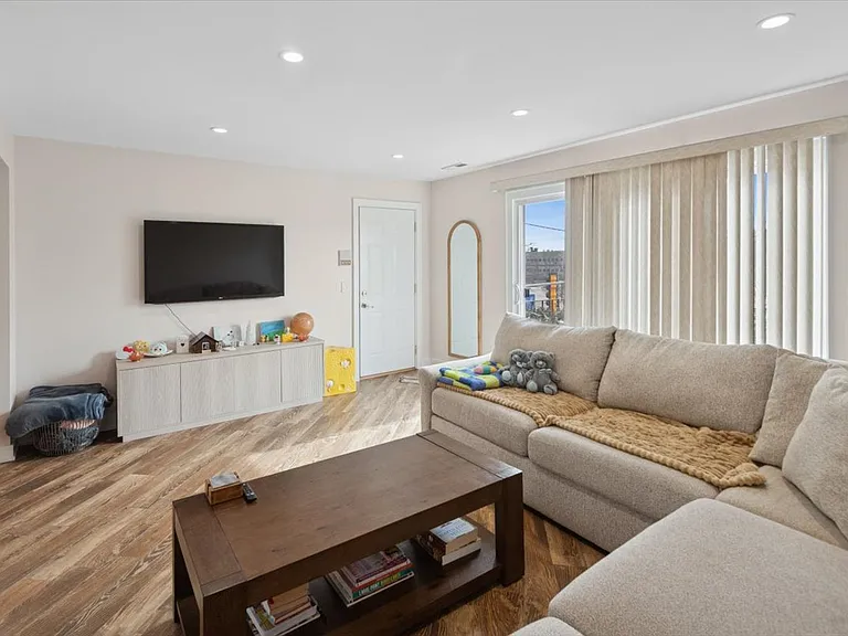 6534 W Montrose Ave #3W — Photo 3