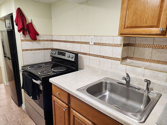 5th image of 228-00 Mentone Ave #1