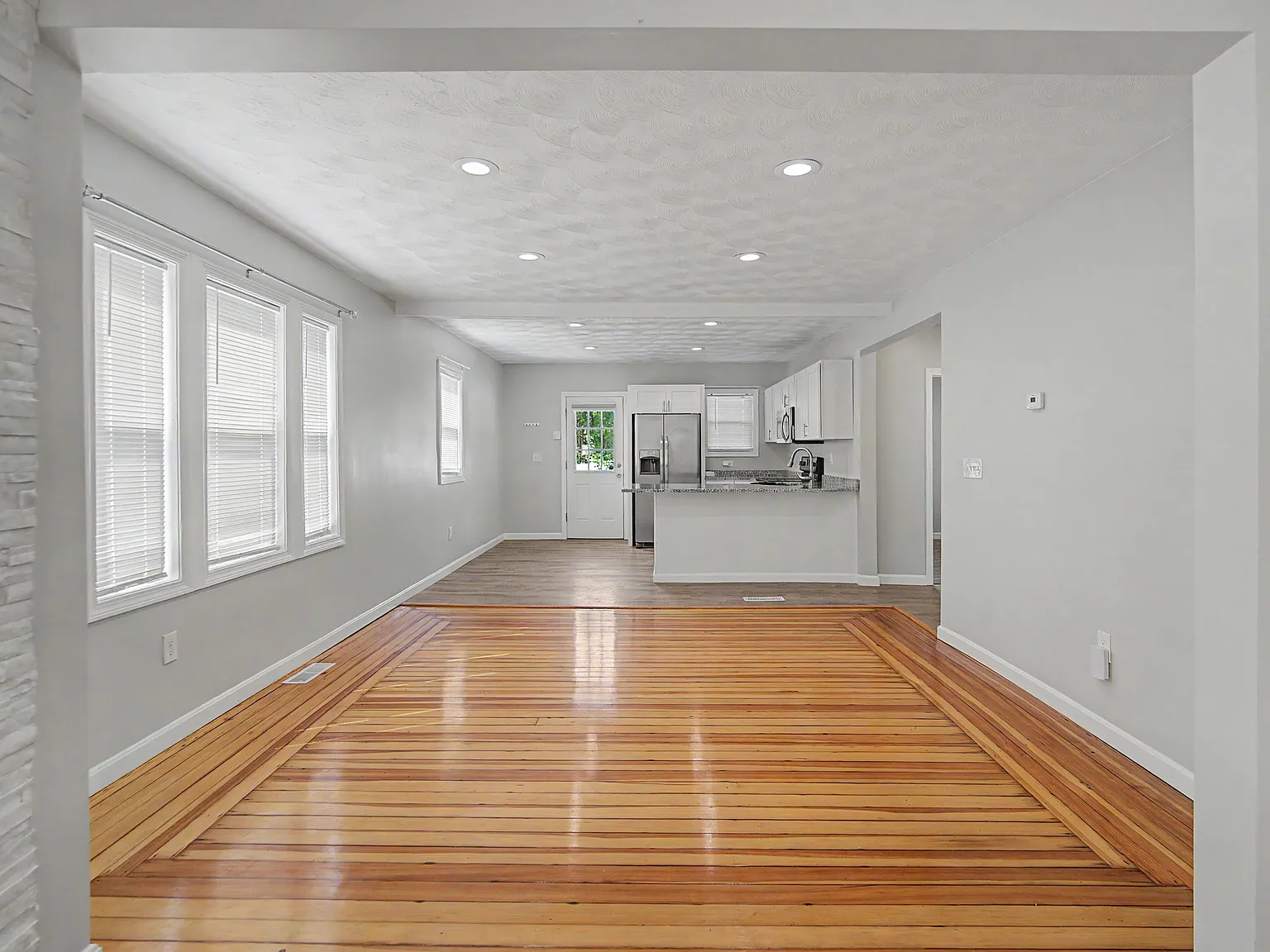 2 bed, 1010 sqft, $2,100 — Photo 3