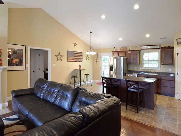 4th image of 806 Mackenzie Dr