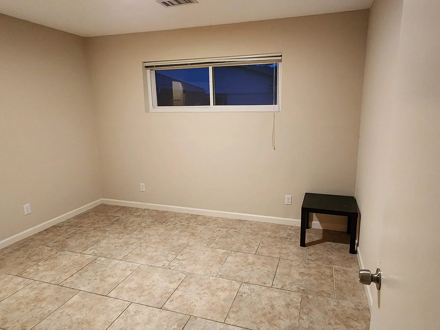 4 bed, 2.5 bath, 3052 sqft, $700 — Photo 2