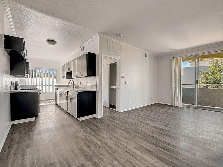 14900 Moorpark Street — Photo 37