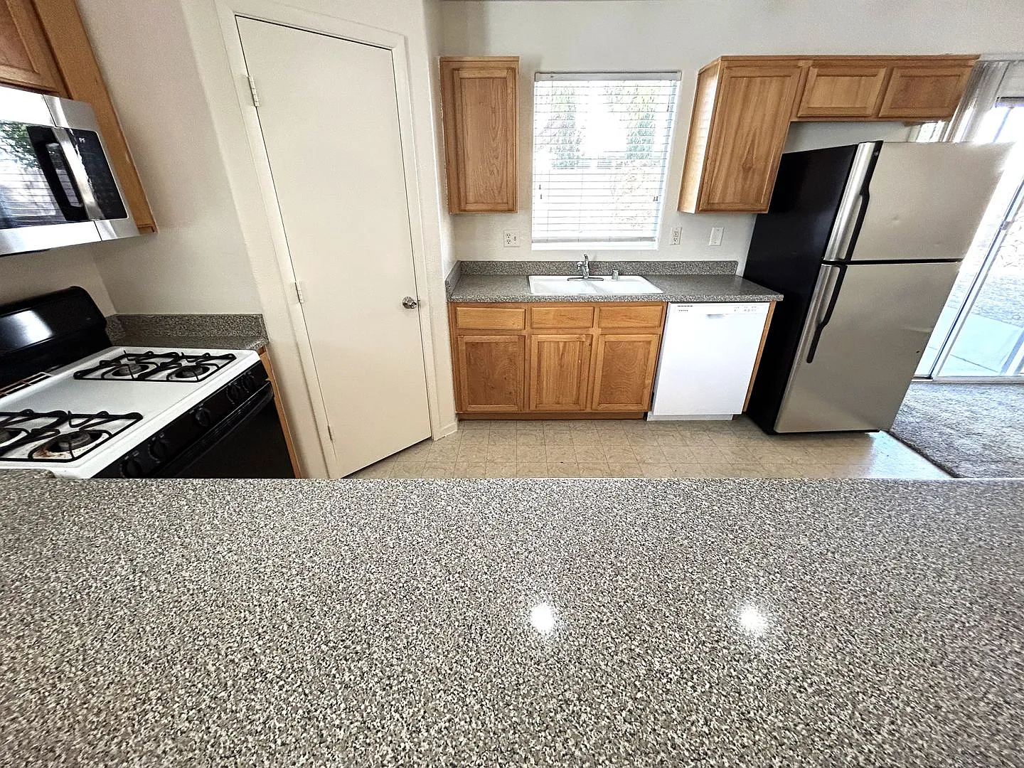 Beautiful 3 Bedroom 2 Bathroom House, Located In A Wonderful Gated Community — Photo 4