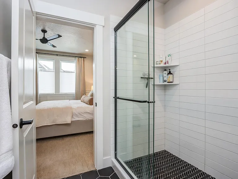 2032 E Presidential Dr — Photo 24