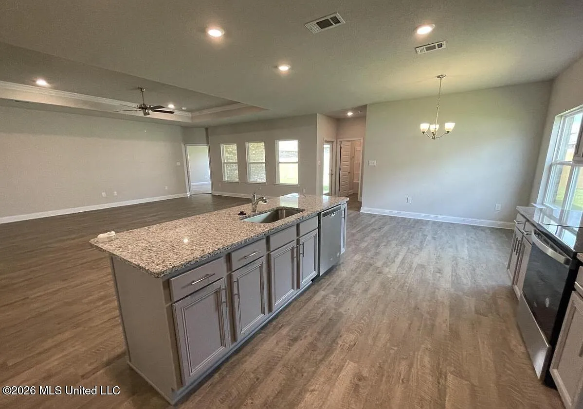 4 bed, 3.0 bath, 2304 sqft, $2,700 — Photo 4
