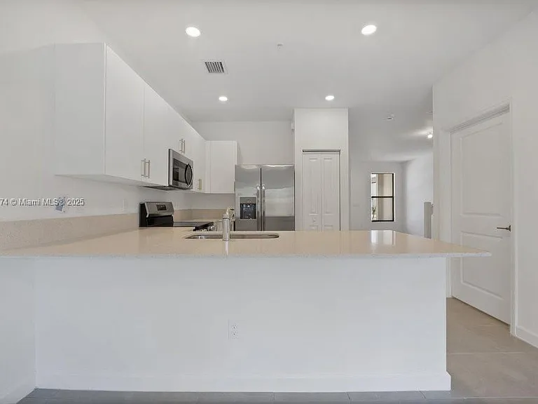 250 SW 159th Ln — Photo 5