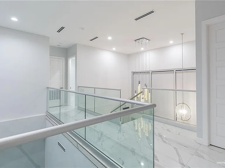 2416 S Thames Dr — Photo 14